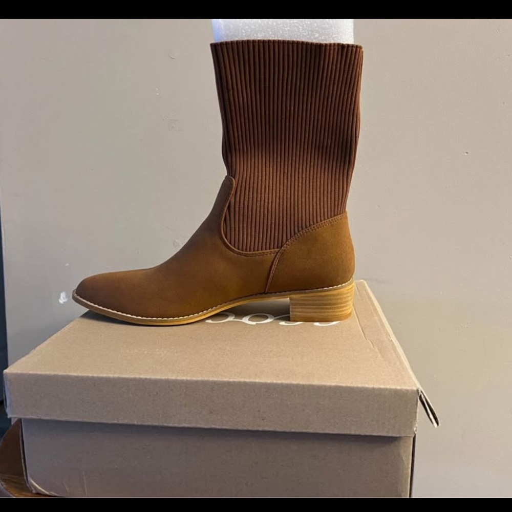 Cocci size 10 brand new in box brown boots. Will not be shipped in box